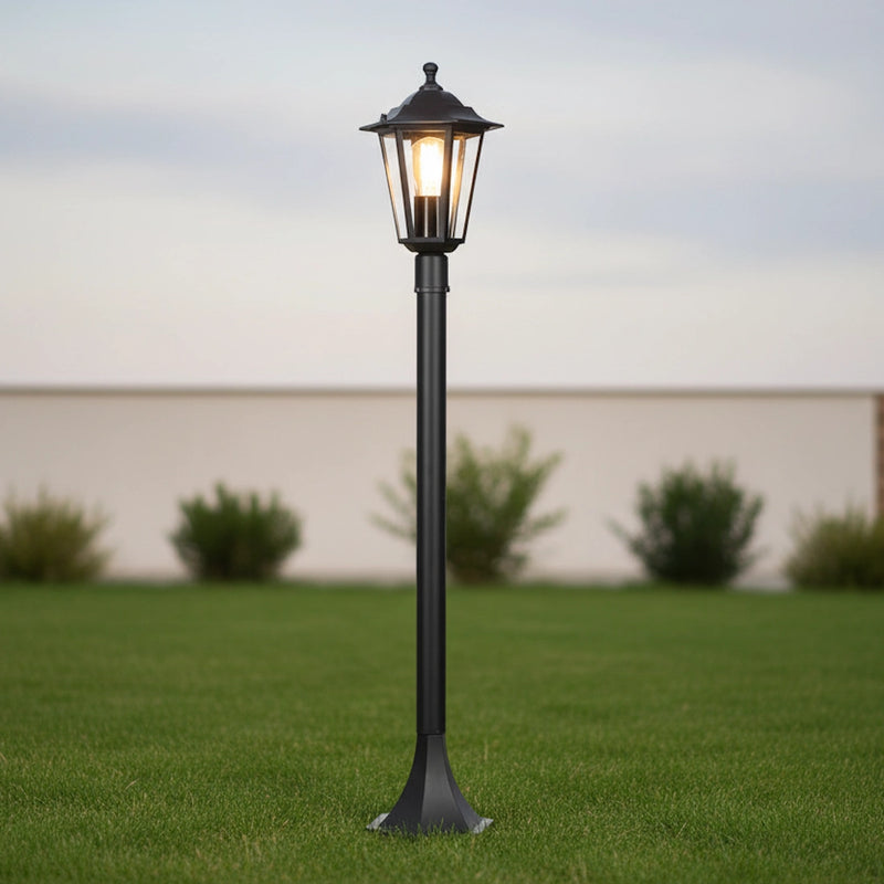 lampioncino acceso in un giardino per illuminare il prato ed il vialetto con luce calda