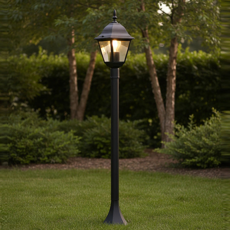 lampioncino classico altezza 100 cm con lanterna quadrata acceso in un giardino