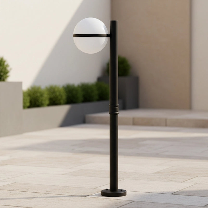 Lampione da giardino con design moderno in alluminio nero e sfera in plastica bianca linea Orbit