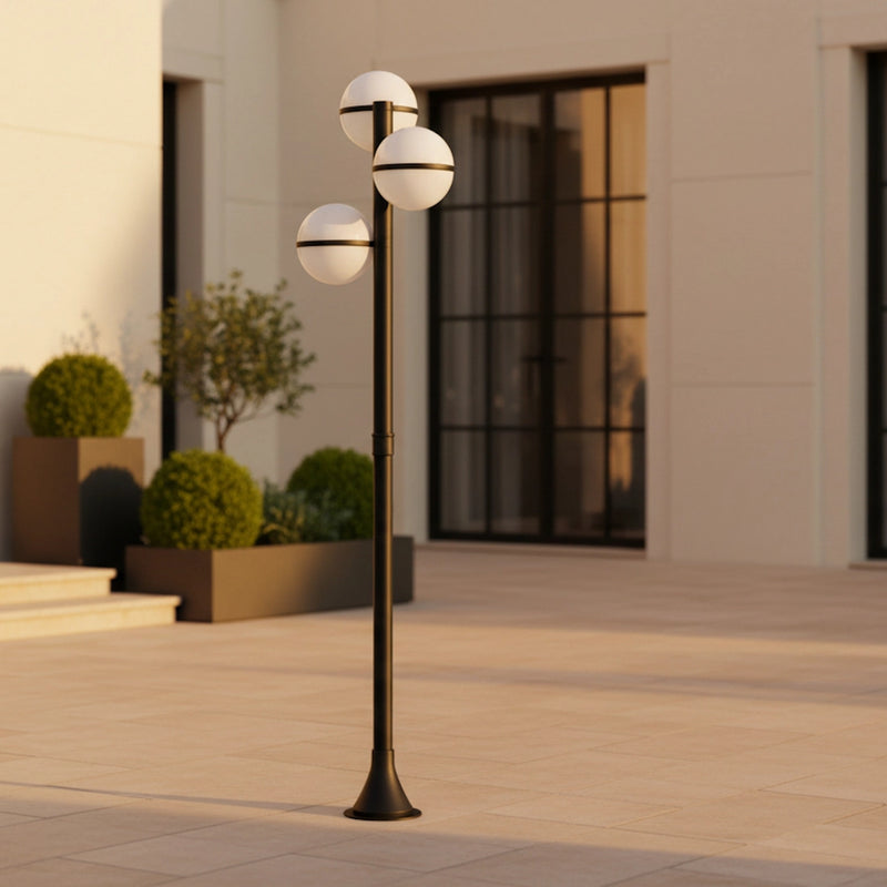 Lampione dal design moderno a 3 luci in metallo nero e 3 sfere di plastica bianca serie Orbit di Intec Light
