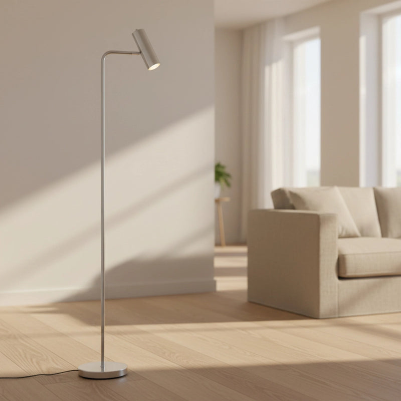 lampada da terra moderna in metallo satinato per lettura studio home office e luce mirata accanto al divano