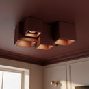 Lampada da soffitto in gesso verniciabile installata in soggiorno classico verniciata in rosso scuro elegante