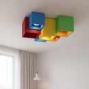 Lampada da soffitto in gesso colorata installata nella camera dei bambini e ragazzi