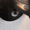 lampada esterna classica con sensore di movimento e crepuscolare per risparmio e sicurezza
