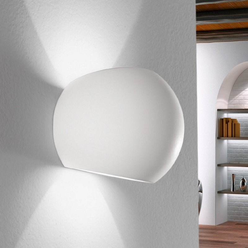 applique da parete in gesso bianco verniciabile con forma sferica e luce su/giù