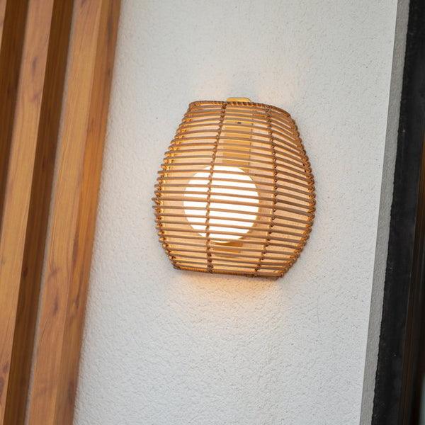 Bossa Wall- Lampada portatile da parete in fibre naturali intrecciate a mano, LED 900 lumen ricaricabile, dimmerabile, IP54 da esterno, Newgarden