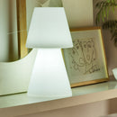 Lola 45: Lampada LED da tavolo in plastica bianca, IP65 per esterno, batteria ricaricabile, LED RGB