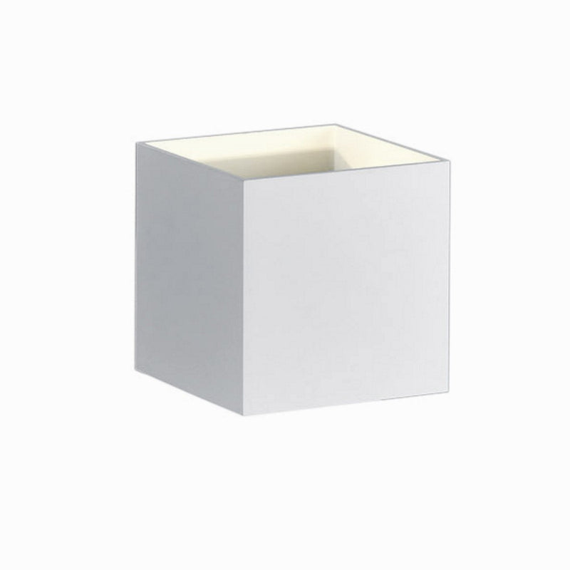 Lampada da parete cubica bianca con luce sopra e sotto, design elegante per interni moderni