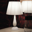 Lampada da tavolo bianca elegante con base in vetro soffiato e paralume plissettato per ambienti raffinati