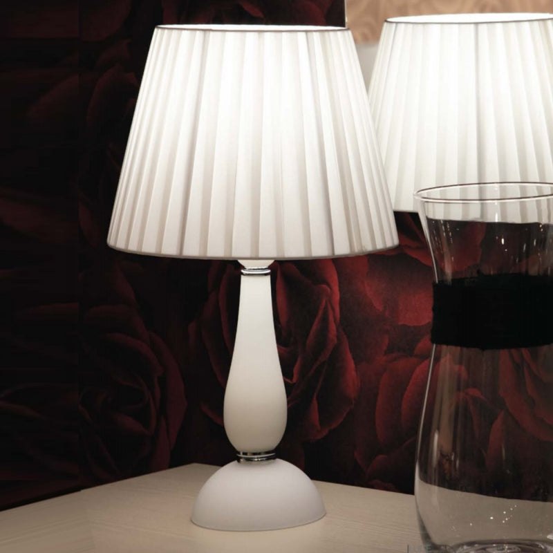 Lampada da tavolo bianca elegante con base in vetro soffiato e paralume plissettato per ambienti raffinati