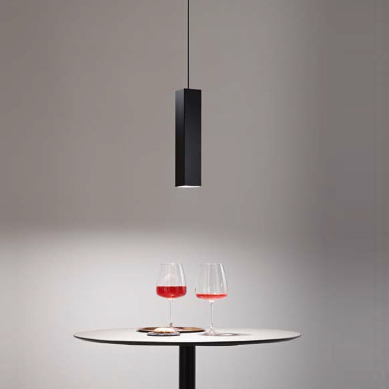 lampadario nero per illuminare dall alto comodini del letto e tavoli piccoli
