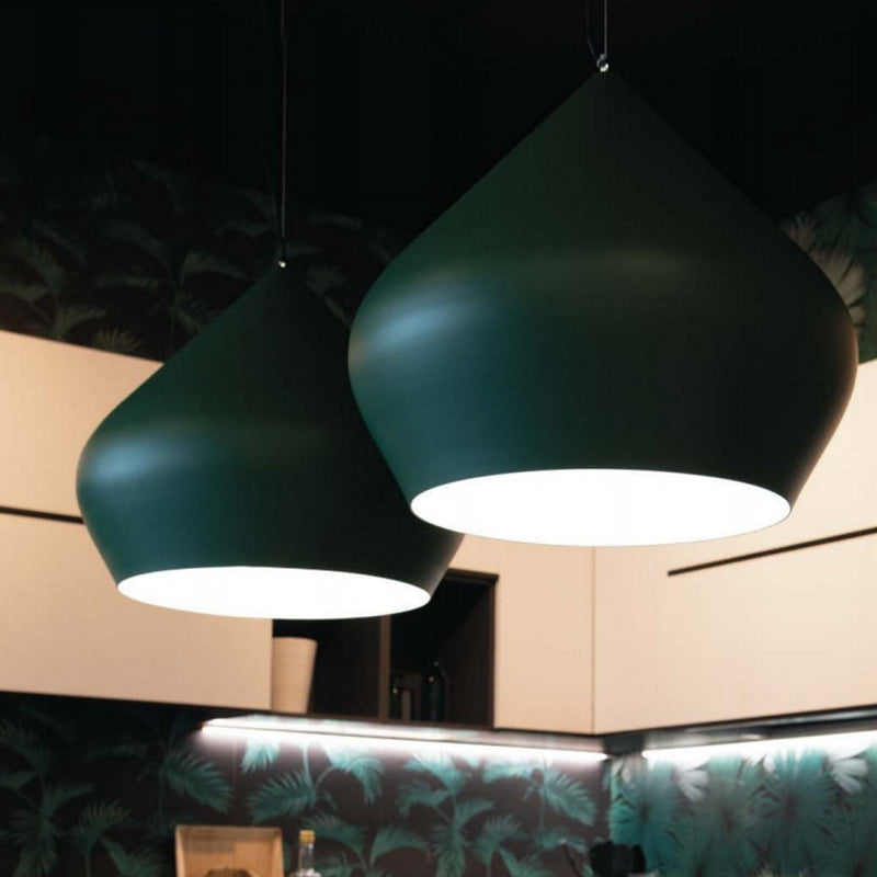 lampadario tholos verde a sospensione con cupola in metallo e interno bianco laccato
