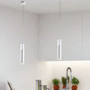 lampadario tubolare vetro trasparente ideale sopra tavolo studio e angolo lettura
