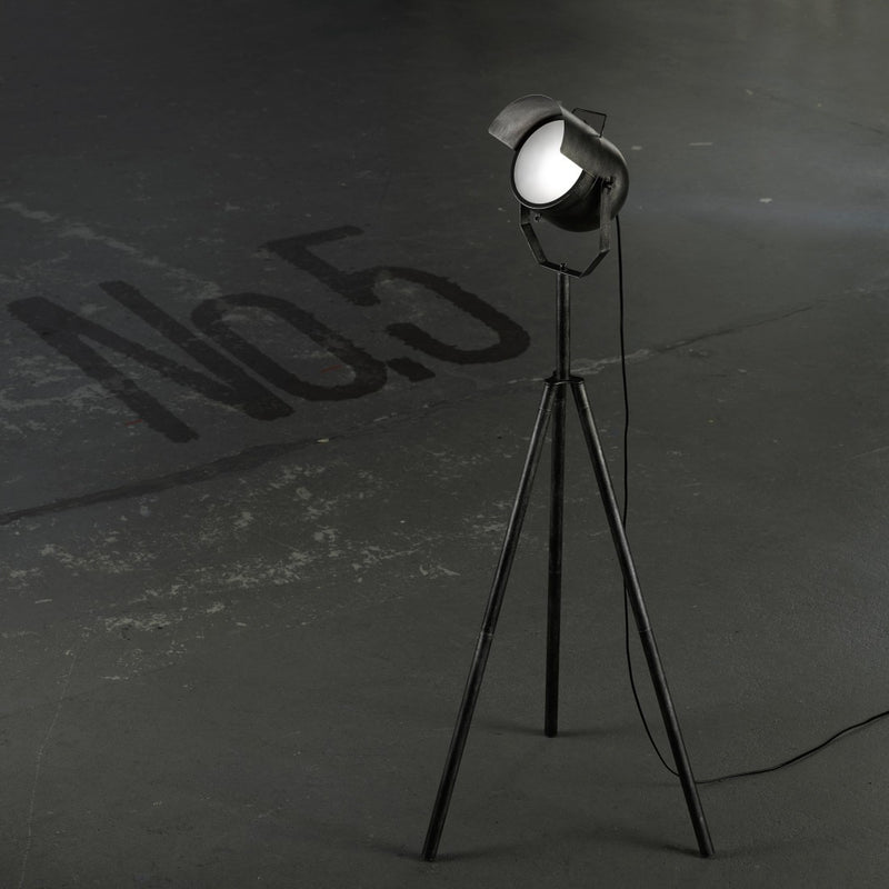 No.5 - Piantana treppiede stile industriale