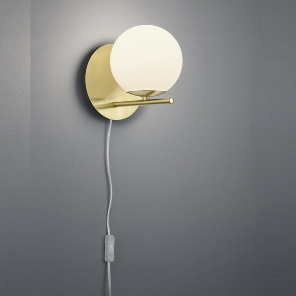 Applique moderna oro con vetro soffiato bianco opale e interruttore