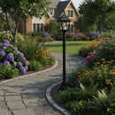 lampioncino da esterno in alluminio nero installato lungo un vialetto